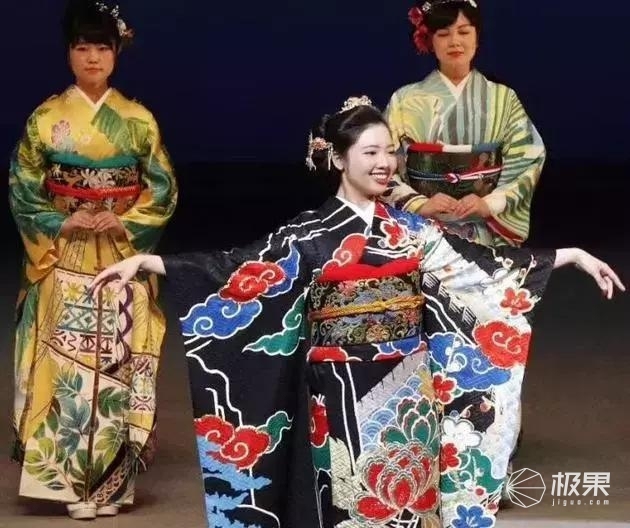 把祥云、熊猫印上中国风和服,岛国设计师脑洞让人猝不及防 把祥云、熊猫印上中国风和服,岛国设计师脑洞让人猝不及防