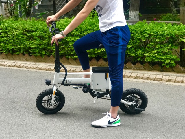 迷你惹眼不占地，这个短途代步神器超长续航70公里