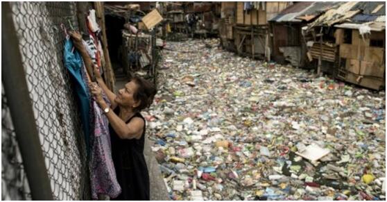 菲首都一小河遭垃圾覆盖 居民生活环境堪忧