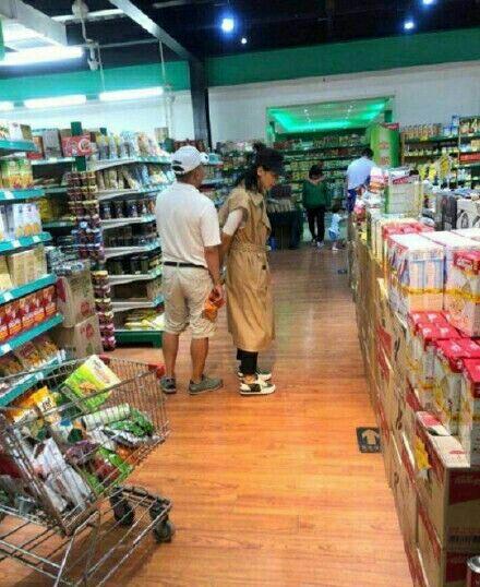 刘涛夫妇同逛超市被偶遇 网友笑称最萌身高差