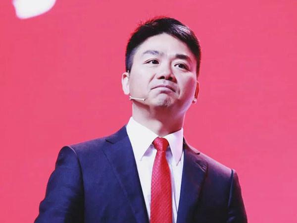 雷军称小米8跑分30万!刘强东晒京东太阳能快递