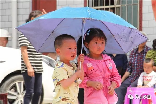 县文化馆、重庆三峡银行秀山支行为梅江村民送