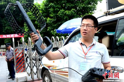 资料图:2016年6月7日,福州市普通高校招生考试无线电监测联合行动小组,派出技术人员、移动监测车对福州市区各考点开展无线电监测、监听,保障高考公平、公正地进行。 刘可耕摄 资料图:2016年6月7日,福州市普通高校招生考试无线电监测联合行动小组,派出技术人员、移动监测车对福州市区各考点开展无线电监测、监听,保障高考公平、公正地进行。 刘可耕摄
