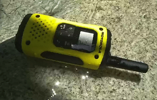 潜水冲浪最佳必备！超强防水的对讲机让你在户外安全行走