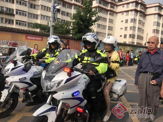 【直击2018高考】护航高考 昆明交警叔叔也很