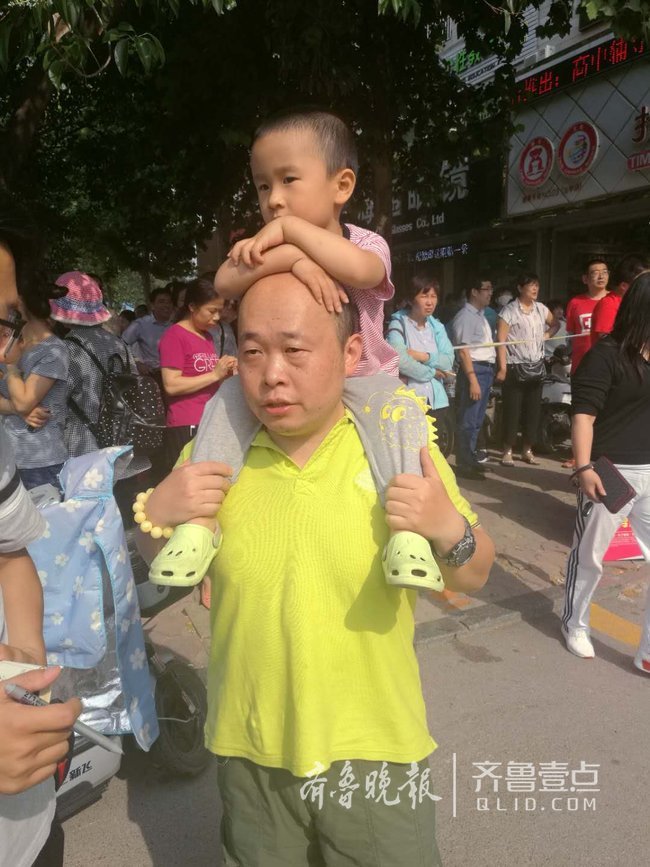 直击高考|聊城三中考点外,家长请假背二宝陪女