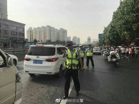 网传河南一高考生裤子拉链坏了撕衣赶考,考点