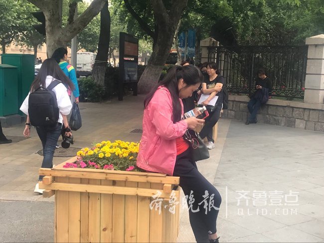 高考花絮|累!孩子要高考,父亲一晚睡了俩小时