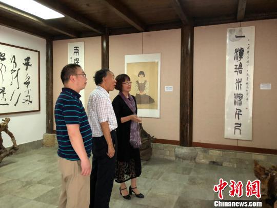 诗人和艺术家参观诗歌作品展 张俊 摄 诗人和艺术家参观诗歌作品展 张俊 摄