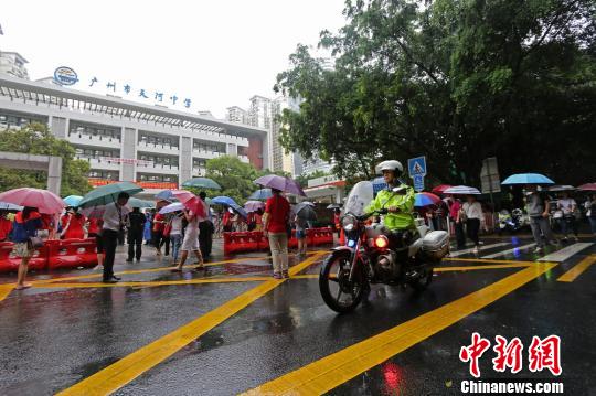 广州投逾八千警力保障高考平安