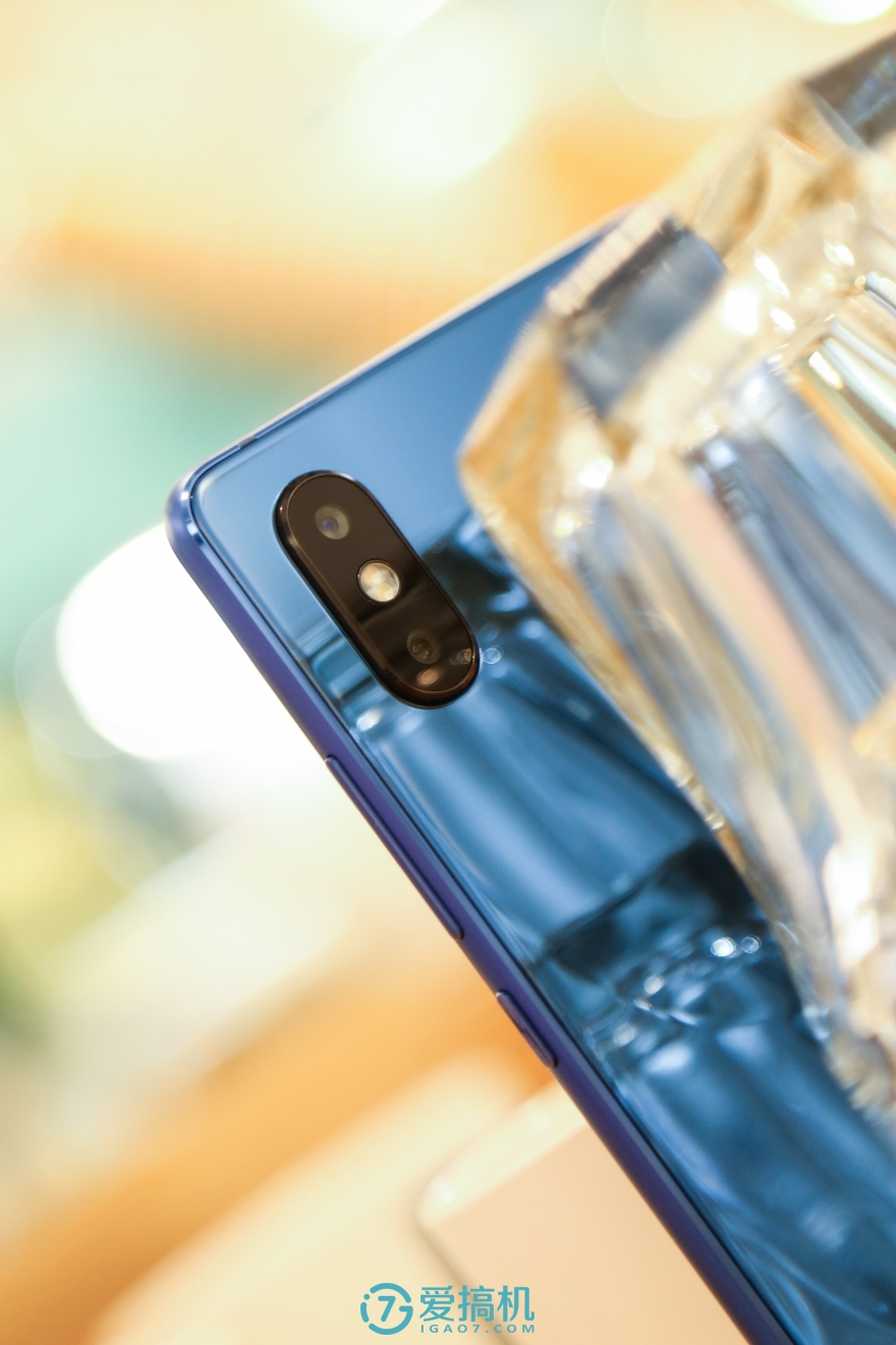 小米8 SE亮蓝版图赏:这台小屏旗舰的颜值如何