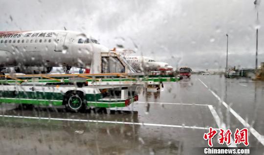 持续暴雨致广州白云机场进出港航班取消逾140班