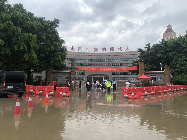 广东高考结束：多处道路被水淹，有考生湿鞋趟水出考场
