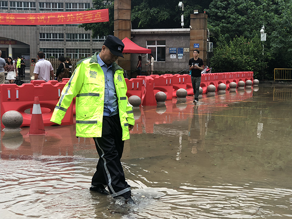 广东高考结束:多处道路被水淹,有考生湿鞋趟水出考场