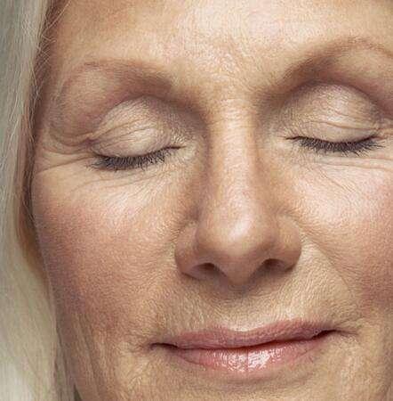 开塞露祛皱?睡前抹脸,祛皱这样做