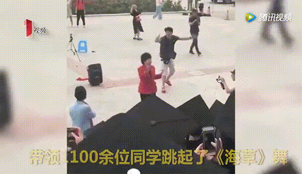 四川传媒学院副校长领千余名学生跳海草舞拍毕业照,现场燃爆 四川传媒学院副校长领千余名学生跳海草舞拍毕业照,现场燃爆