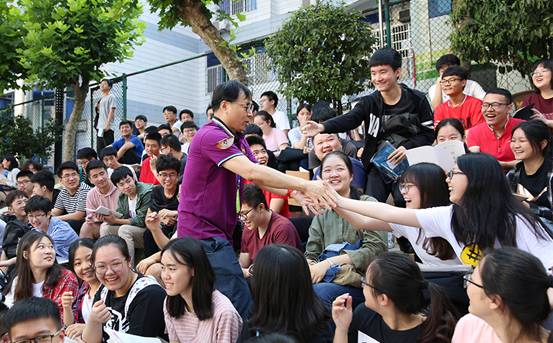 江北18中，考试前，老师挨个和同学们握手祝福高考成功。