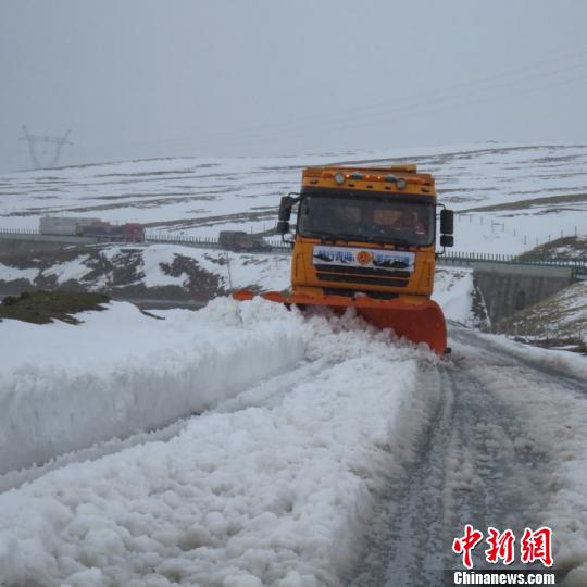 青海省三江源地区6月降雪 上百辆汽车滞留