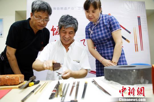 上海社区举行“筷子文化展”吸引市民