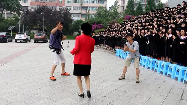 四川传媒学院副校长领千余名学生跳海草舞拍毕业照,现场燃爆 四川传媒学院副校长领千余名学生跳海草舞拍毕业照,现场燃爆