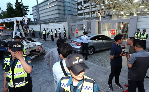 韩官员驾车冲撞美国驻韩大使馆：想寻求美国庇护