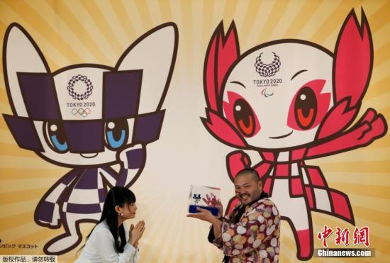 当地时间2月28日，2020年东京奥运会吉祥物在日本东京公布，配有奥运会会徽图案的富有未来感的机器人吉祥物方案获得最高票数。另外两个吉祥物方案分别是被视为神明使者的狐狸和石狮子，以及经常出现在日本民间故事里的狐狸和狸猫。2020日本东京奥运会和残奥会吉祥物的投票于2月22日截止。投票从2017年12月开始，在大约3个月的时间里，日本全国有一半以上的小学和特别支援学校以及海外的日本人学校参加了投票。吉祥物色彩分别与会徽相同的蓝色，和象征樱花的粉红色，蓝色的奥运吉祥物设定为“珍惜传统，保持吸收最新资讯，能瞬间移动”。粉红色吉祥物，设定为“具有樱花的触觉与超能力，热爱自然，能与石和风对话，用眼力...