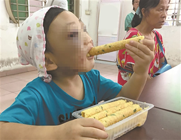 广东厚街遭亲妈虐待的4岁男童暂由外婆看护，多部门介入