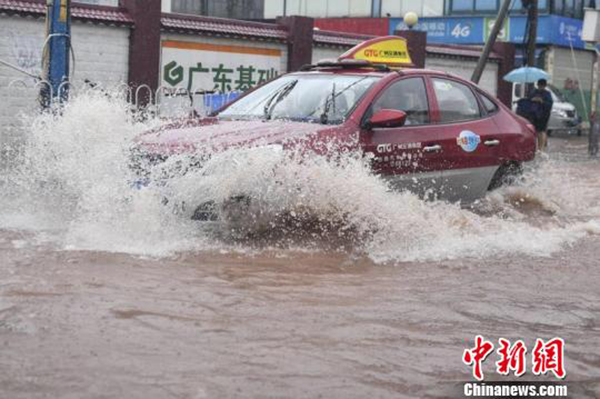 广州连续21小时普降大暴雨：34条路段水浸，部分交通断流