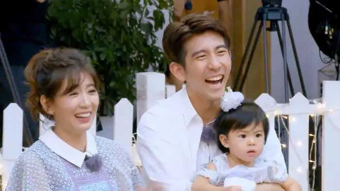 大家都在笑邓莎魔术表演失败,但有谁注意到她