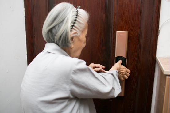 德施曼T86指纹锁体验，老人家出门不再担心忘带钥匙