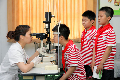 中国青少年视力不佳怎么办？美媒：让孩子多到户外去玩