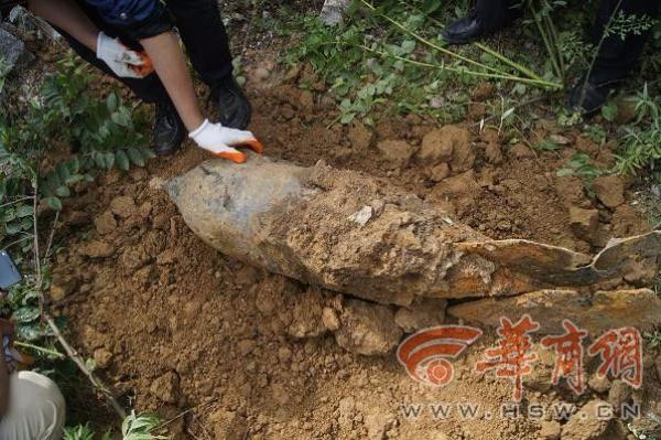 汉中一工地挖出70年前日军空袭炸弹，警方已做排爆处理
