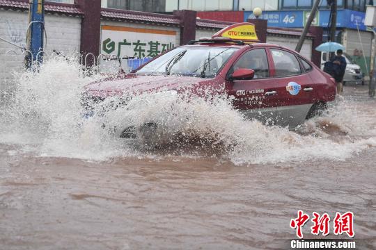 8日，台风“艾云尼”(热带风暴级)两次登陆广东，带来持续性强降水，致广东多地挂起暴雨红色预警。图为广州一处水浸街。　陈骥?F 摄