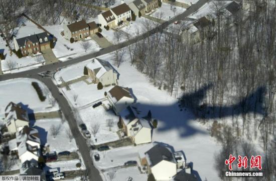 图为2004年1月31日，“空军一号”在马里兰州被白雪覆盖的华尔道夫酒店上空。
