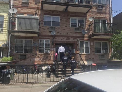 纽约两名华裔兄妹在公寓遭枪手射伤 嫌犯在逃