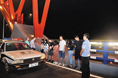 重庆7名大学生爬上30米高桥顶被困，民警往返三次爬桥解救