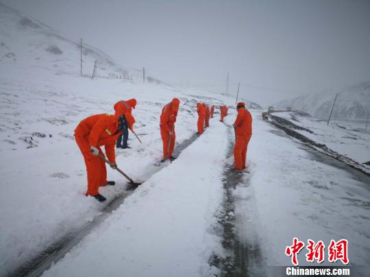 青海三江源6月降雪上百辆汽车滞留，气象台：有利牧草生长
