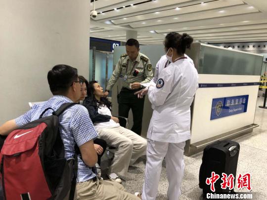 香港旅客昆明机场晕倒 边检及时救助顺利登机返港