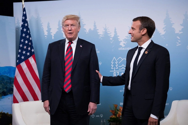 复仇成功：G7峰会 马克龙将特朗普攥出了白手印