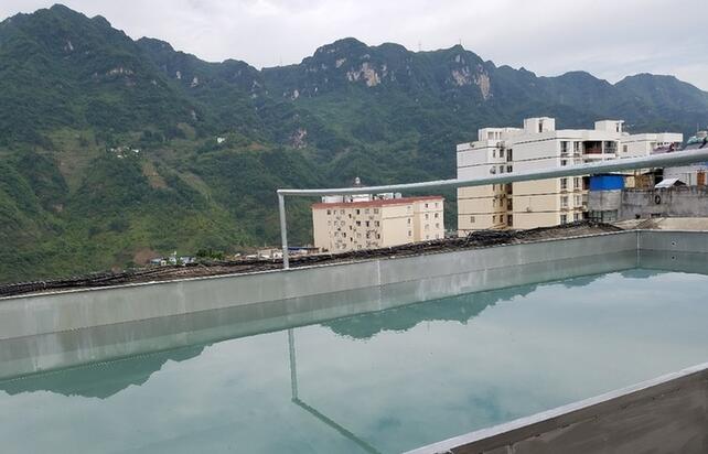 云南昭通一男子在7楼楼顶建游泳池，官方：储水40吨已拆除