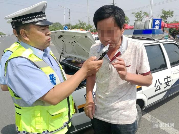 以为中午没交警骑摩托闯禁行 傻眼?酒驾被扣14分