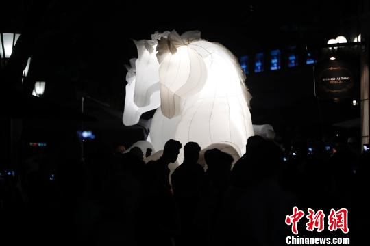 上海时尚地标上演“光影舞马”夺人眼球