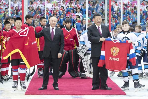 中俄元首观看青少年冰球赛引起冰球界人士热烈反响