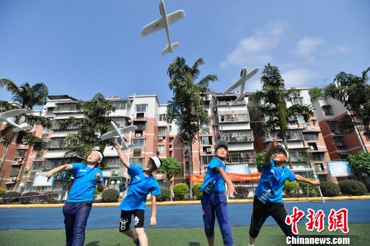 重庆举行首届青少年科技航模小能手竞赛