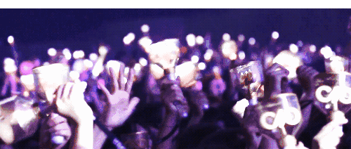 现场还会有主持人送小礼物,荧光棒