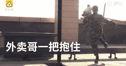 上饶外卖小哥一直骑在救护车前,绕路被拍!网友却说千万别给差评