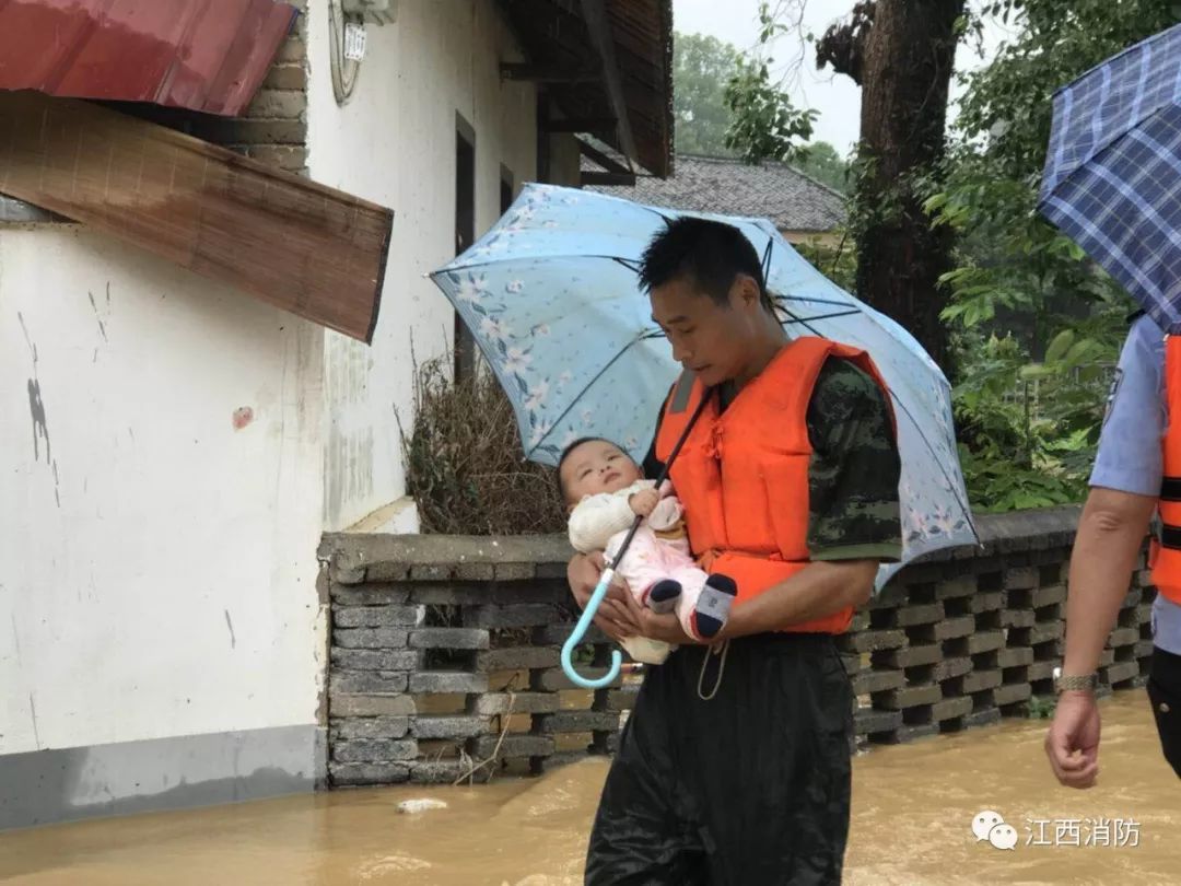 江西吉安多地发生洪灾，婴儿为救援消防战士“撑伞”