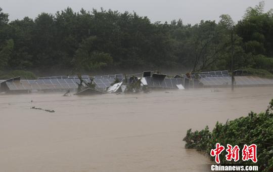 江西遂川山区遭受暴雨侵袭 当地民众齐心抗洪