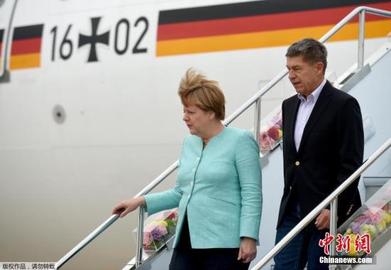 资料图：当地时间5月25日，德国总理默克尔启程赴日本参加七国集团(G7)峰会，同行的一位名叫约阿希姆?绍尔(Joachim Sauer)的男士吸引了德国媒体的目光。约阿希姆?绍尔不是别人，正是这位德国女总理的丈夫。这是默克尔自2005年底上台以来，近十年间首度在正式对别国进行访问时有丈夫陪同。