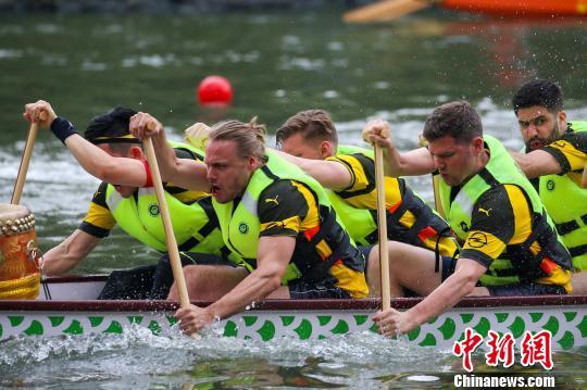 中外友人沪上龙舟竞技 击鼓挥桨感受中国传统习俗
